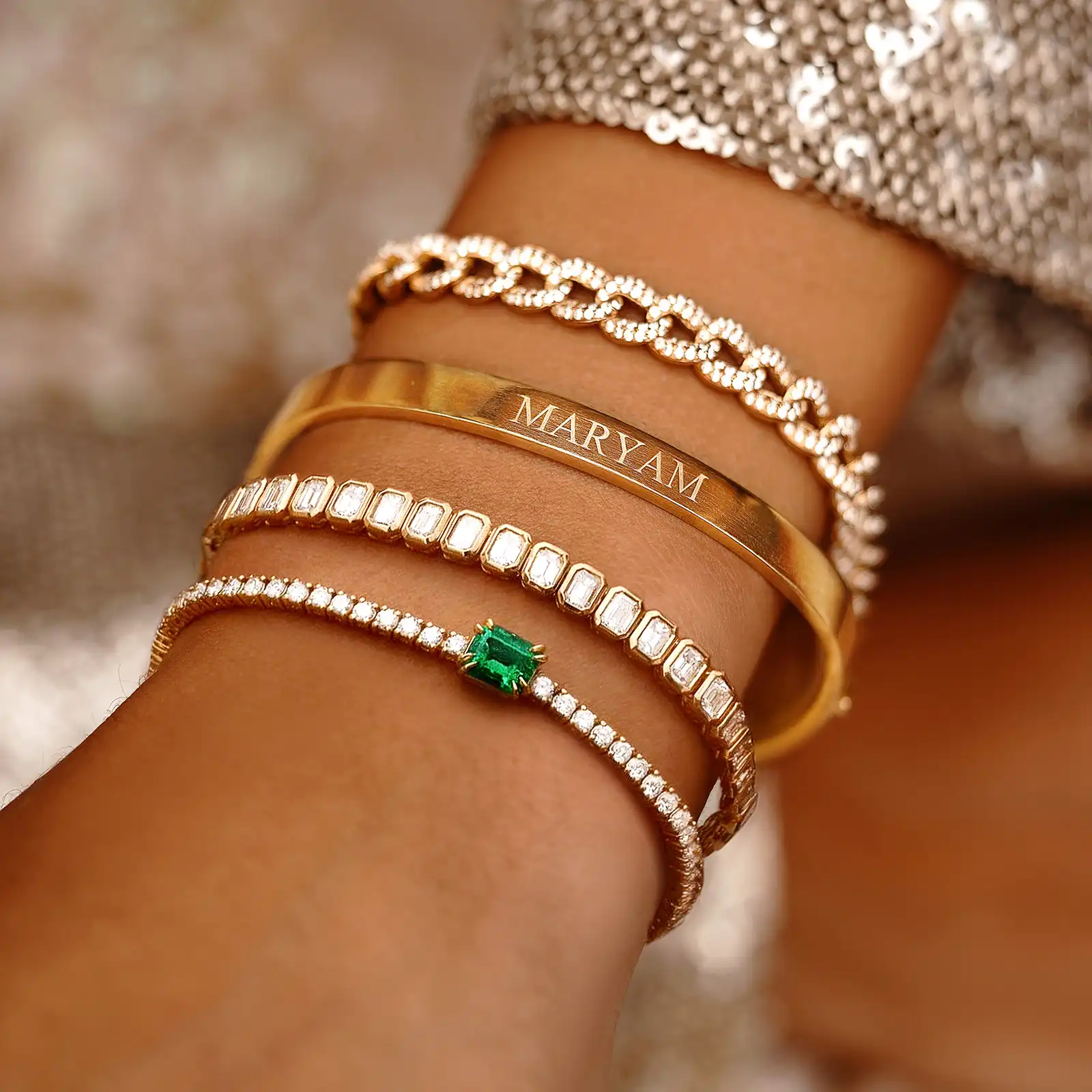 Des bracelets de mariage magnifiquement réalisés avec des accents de diamants en argent, parfaits pour ajouter une touche de sophistication à votre look le jour de votre mariage.