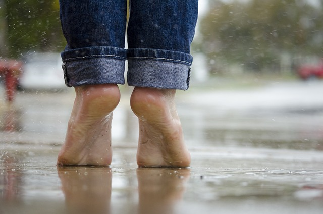 barefoot, feet, rain, ingrown toenails, cosmetic nail products, Jublia