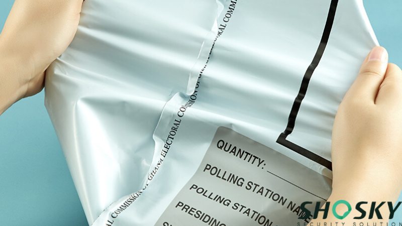 Close-up de um saco plástico inviolável personalizado da comissão eleitoral.