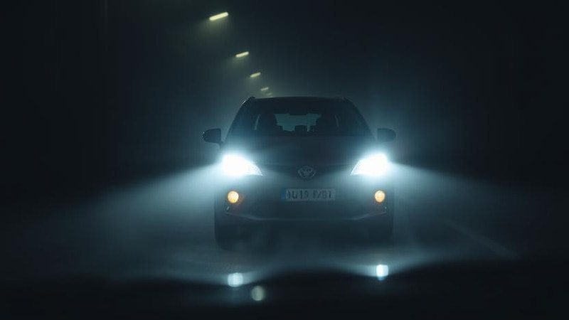 A car featuring overly bright aftermarket bulbs in headlights causing glare