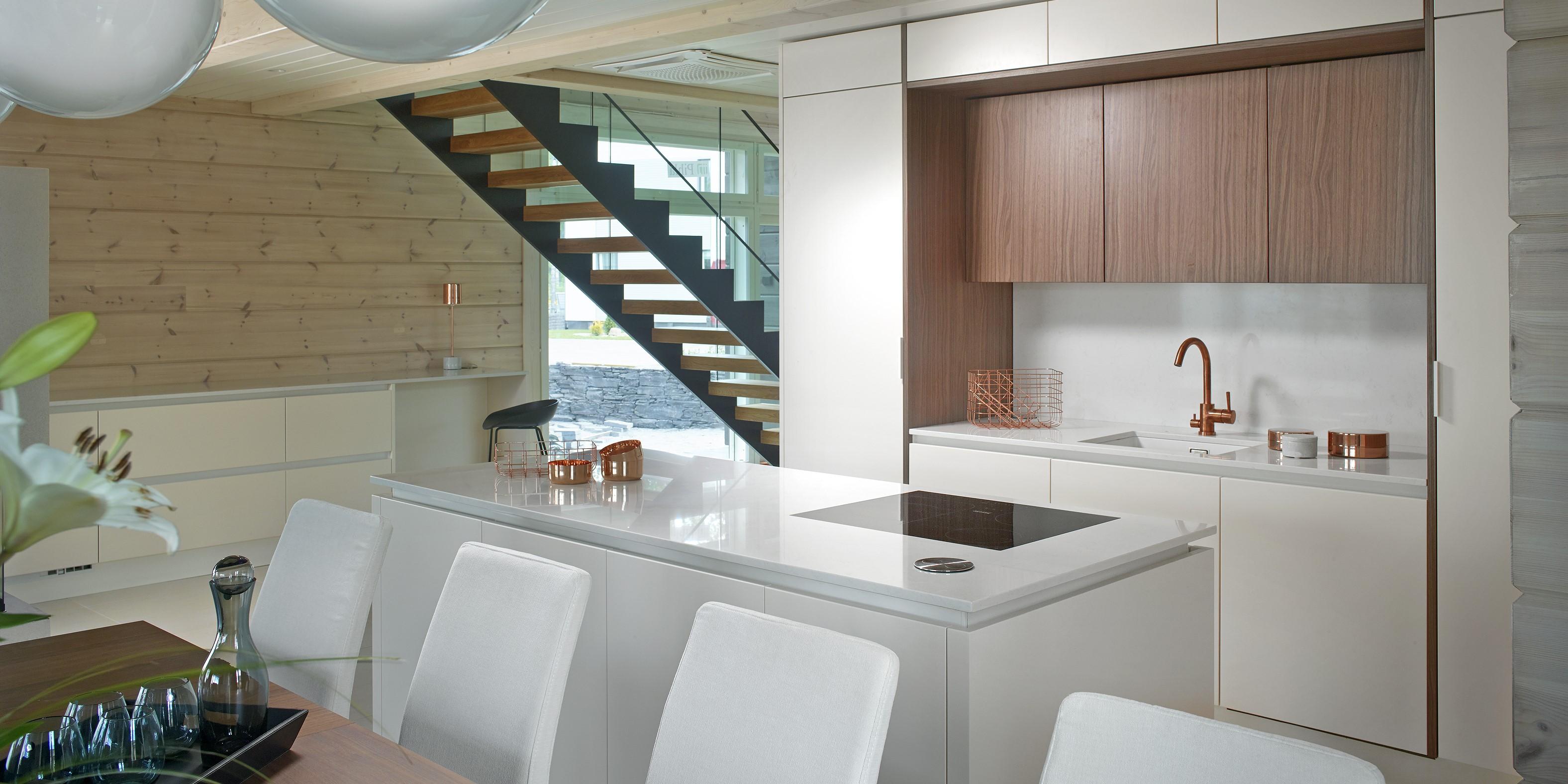 Uula Kuultomaali on turvallinen ja helppo tapa vaalentaa puupintoja.