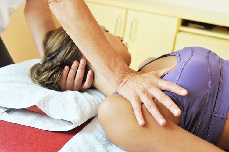 Für die osteopathische Behandlung nutzen die Osteopathen / Heilpraktiker die Heilkunst ihrer Hände, um Blockaden zu finden und den Bewegungsapparat zu untersuchen.