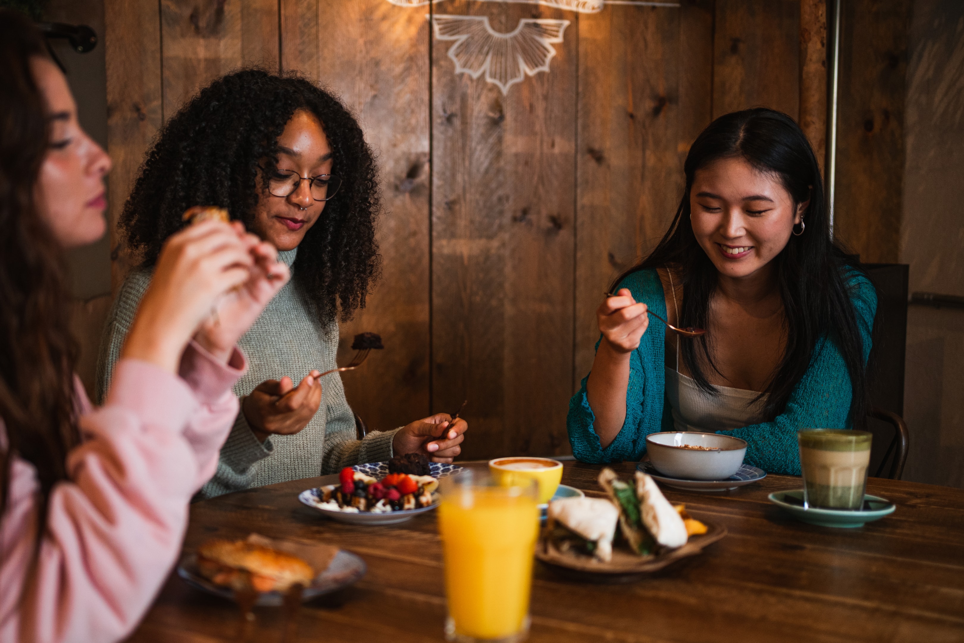 Group of adults eating foods after finding food to eat after extraction of wisdom teeth 