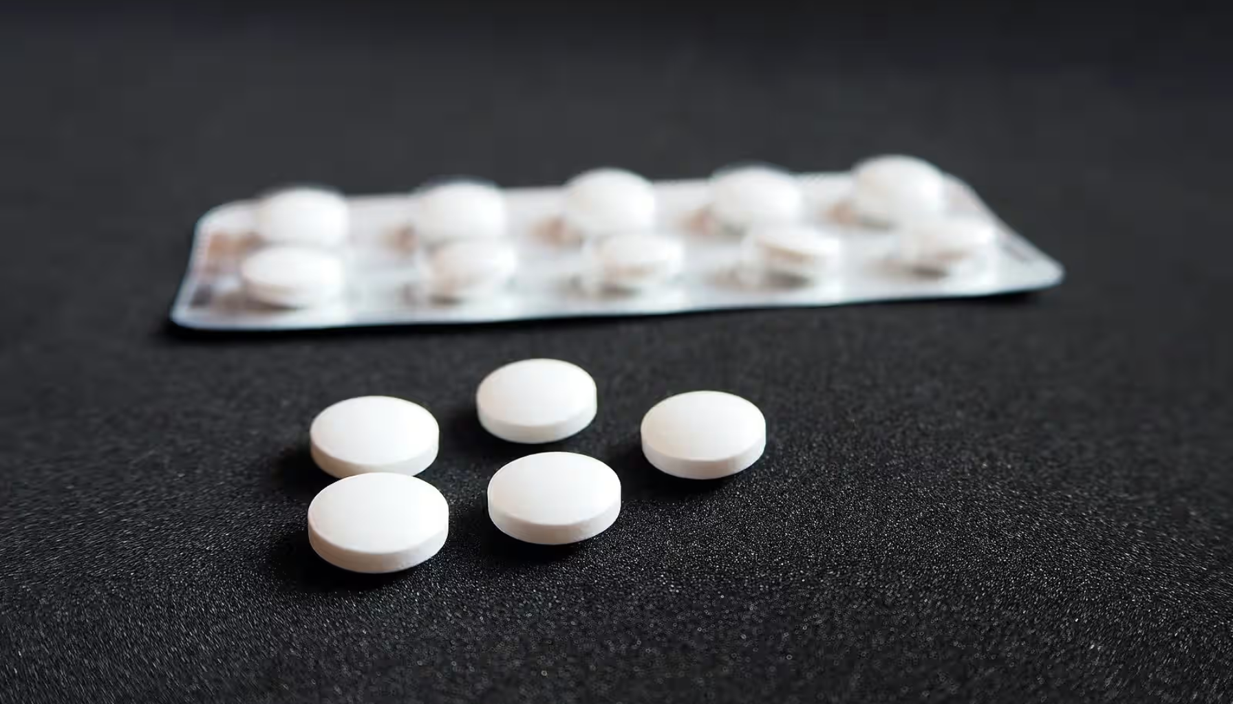 Hvite tabletter liggende foran en blisterpakning på mørkt underlag, klare for medisinbruk eller dosering. betennelse i tann smertestillende mat og drikke sterke smerter hull i tennene les mer kald kompress morgen og kveld ta kontakt tannverk tennene dine skylle munnen skyll munnen åpne munnen tannen smerter smertestillende behandling tennene tannlegen munnen tannpine bør unngå mer tannlege hjelper smertene infeksjon dersom smerten første bruk betennelse hos tann hevelse tabletter tegn mulig kald lindre smerte mat andre viktig minutter raskt tannkjøttet ibux kommer drikke alvorlig ofte råd hull 1 2 området akutt normalt kompress brukes kontakt får skyldes flere behov går antibiotika saltvann skyll oppsøke bakterier tannkjøttbetennelse dager føre årsaken tannpinen tilfeller god eksempel 