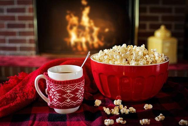 Palomitas y bebidas para ver episodio de tv