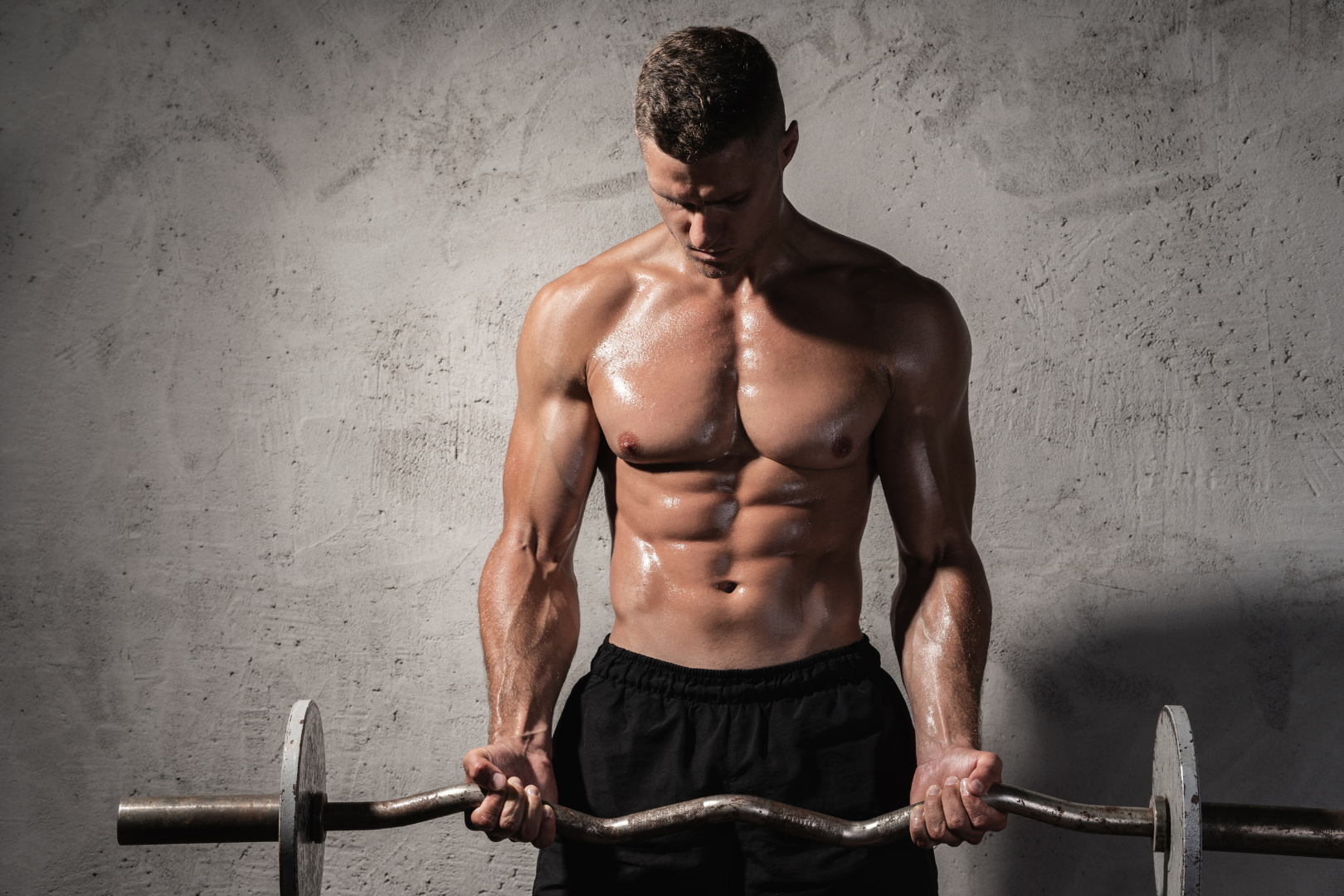 man doing ez bar curls to limit wrist pain