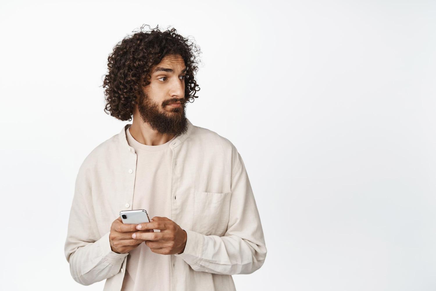 man using free marketing strategies to start dropshipping business