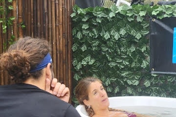 Benefits of Ice Bath vs Cryotherapy: Which Is Better? 3 Man talking to woman who is in ice bath