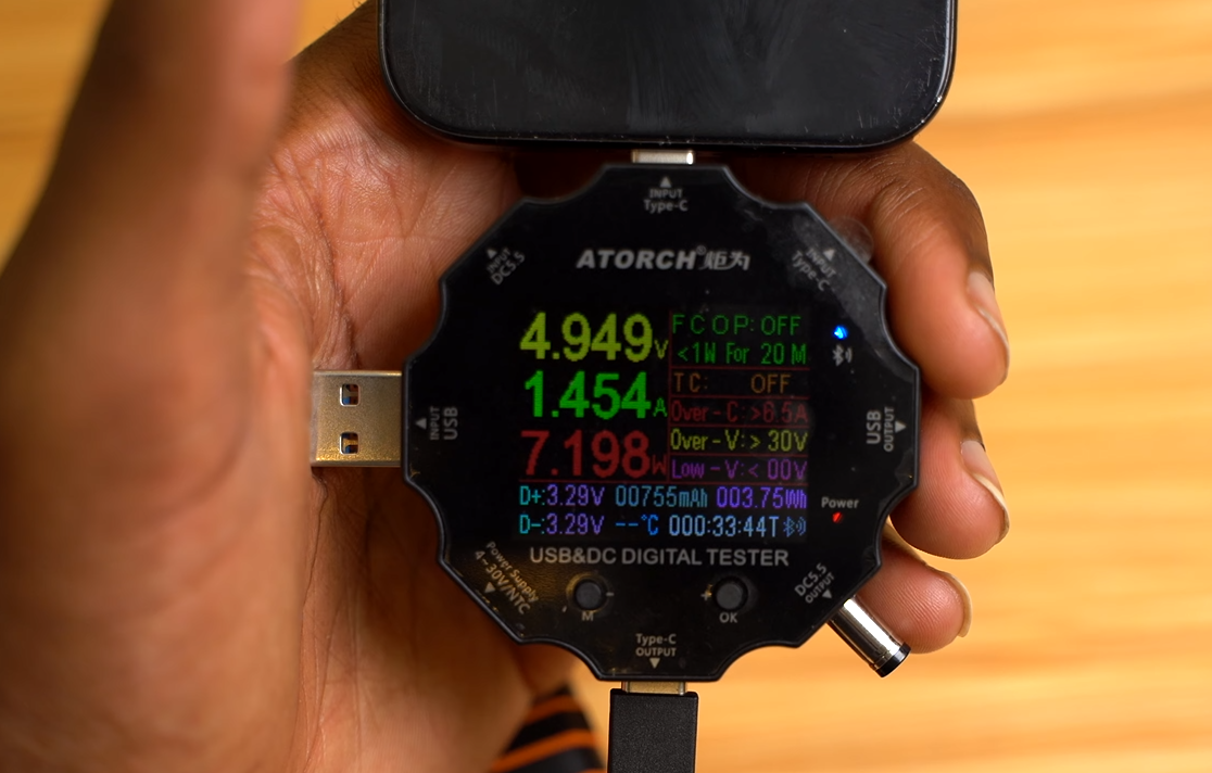 testing SOARAISE solar power bank in USB digital power tester using built in cable