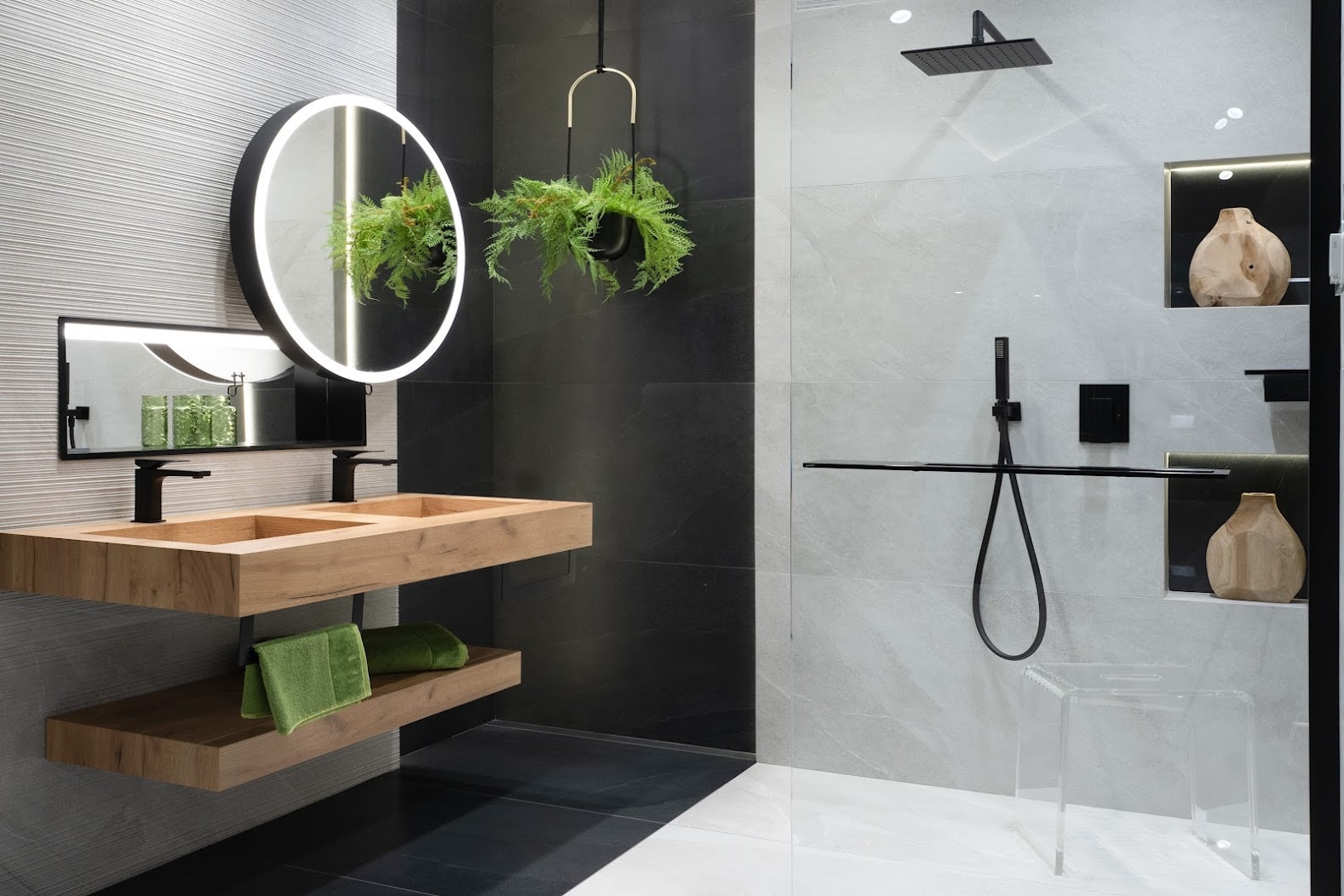Zielone akcenty w nowoczesnej łazience – ręczniki i rośliny