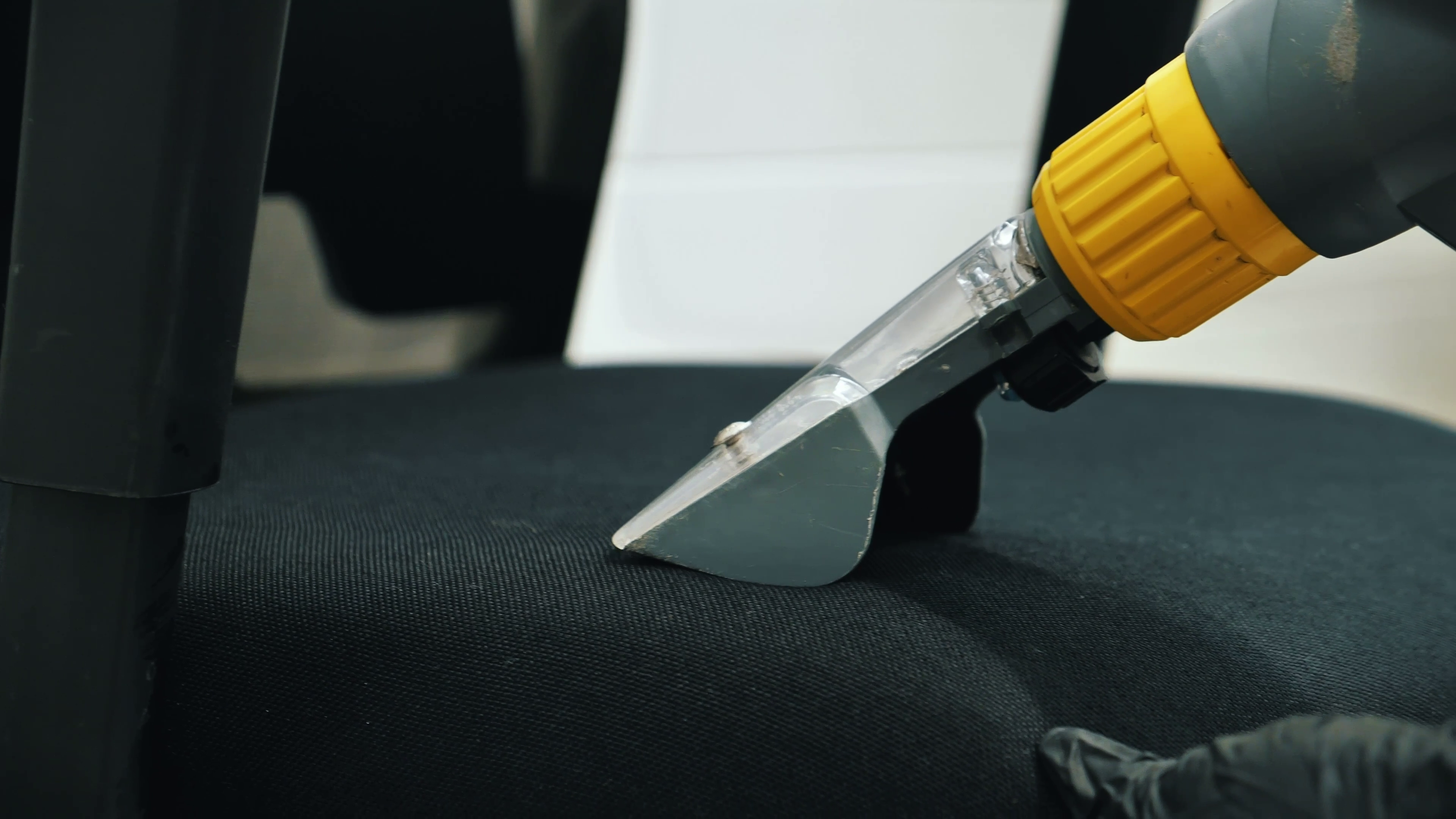 Ergonomiczny fotel biurowy – dlaczego prawdziwa ergonomia to ruch, a nie tylko regulacje? 11 Pranie tapicerki w fotelu biurowym. Źródło: Brastech