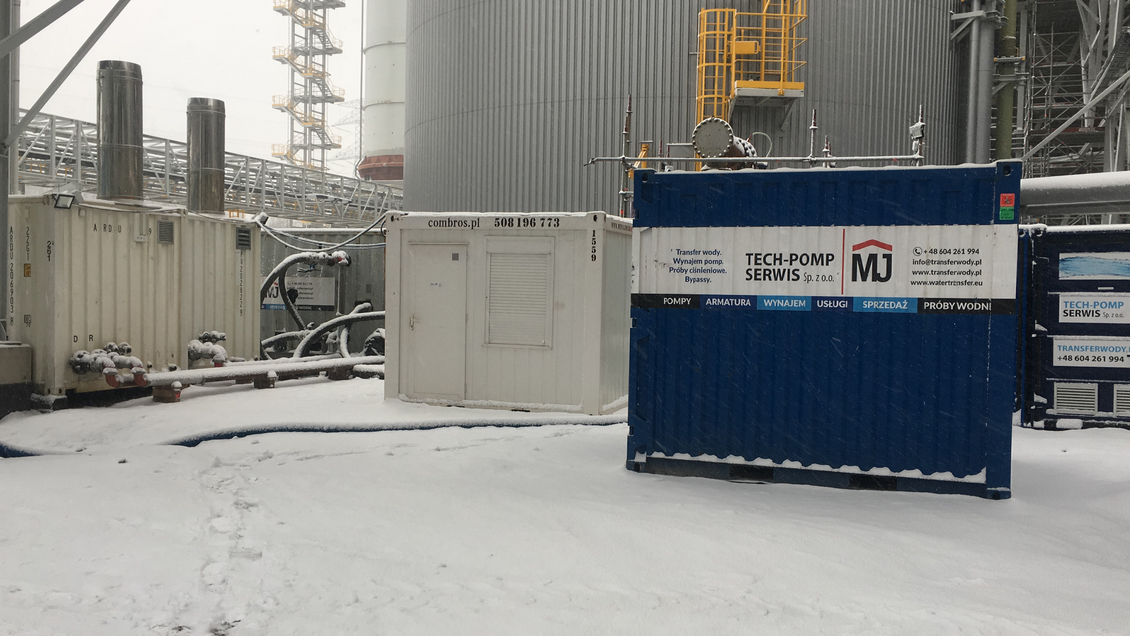 Dwie kotłownie kontenerowe mobilne o mocy 2 x 1990 kW wykorzystywane w procesie trawienia kotła stacjonarnego na terenie elektrociepłowni w Jaworzenie.