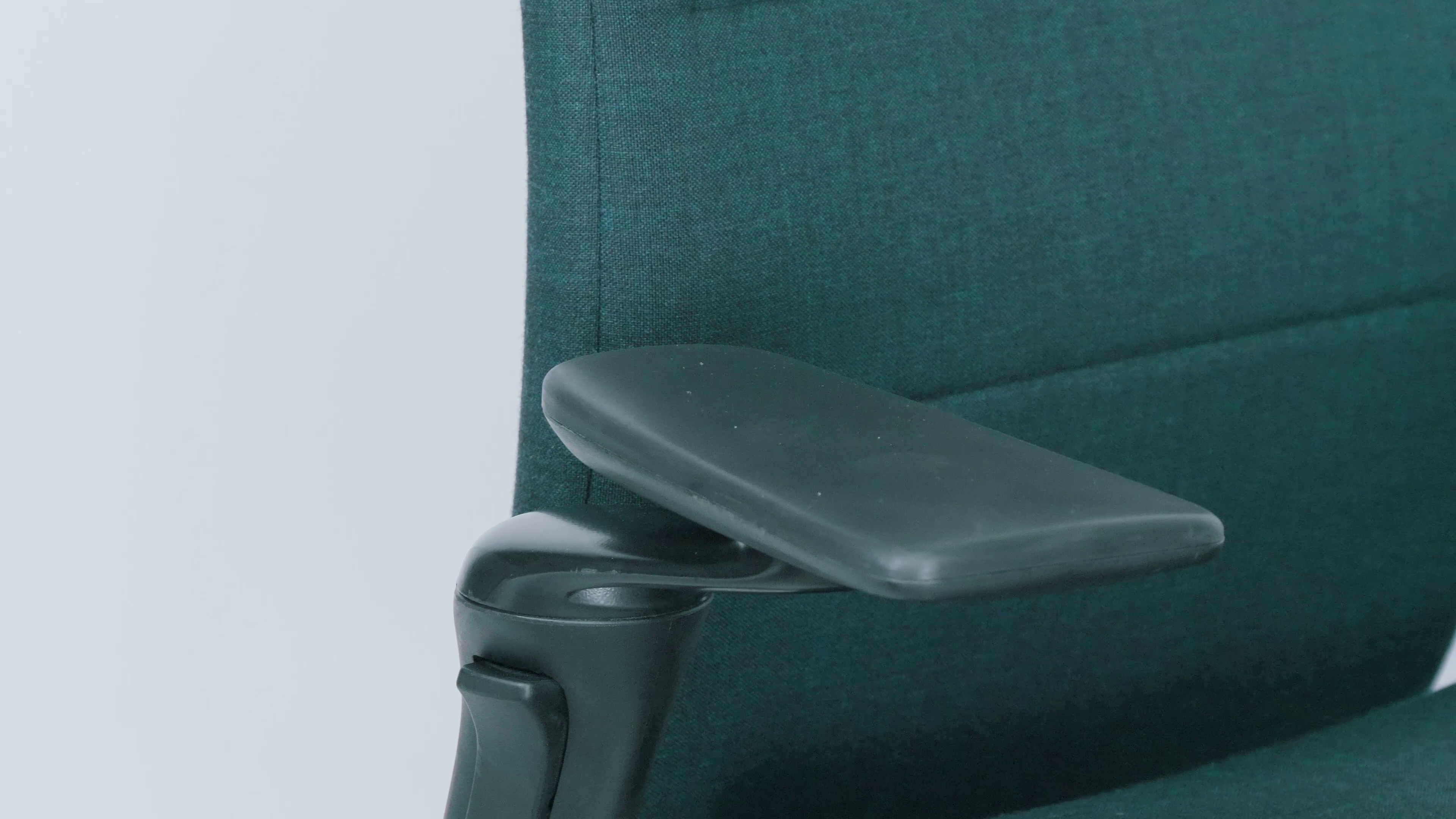 Kinnarps Capella – ergonomiczny fotel do biura, który zmienia sposób siedzenia 5 Podlokietnik w Kinnarps Capella. Źródło: Brastech