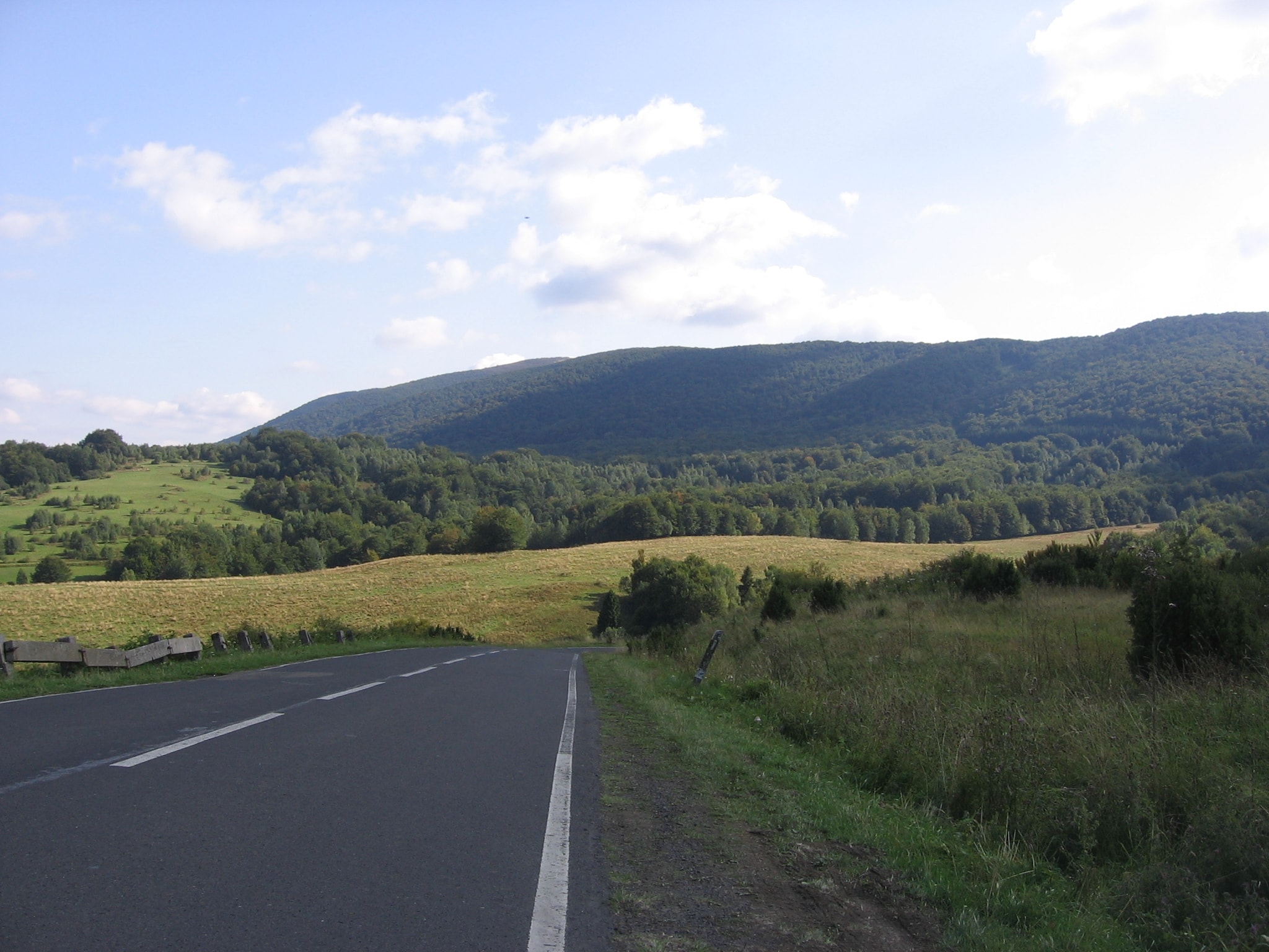 Wielka Pętla Bieszczadzka (źródło: https://commons.wikimedia.org/wiki/File:Big_Loop_border_peaks.jpg)