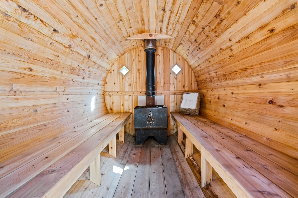 dry heat from a traditional dry sauna