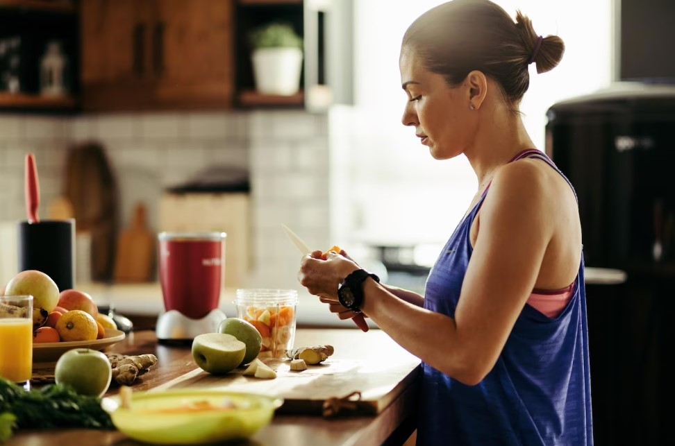 Una persona que desarrolla su alimentación saludable comiendo grupos de verduras, frutas, fibra, vitaminas en cantidad correcta según su edad con variedad en su plan sabe que hacer para bajar de peso.