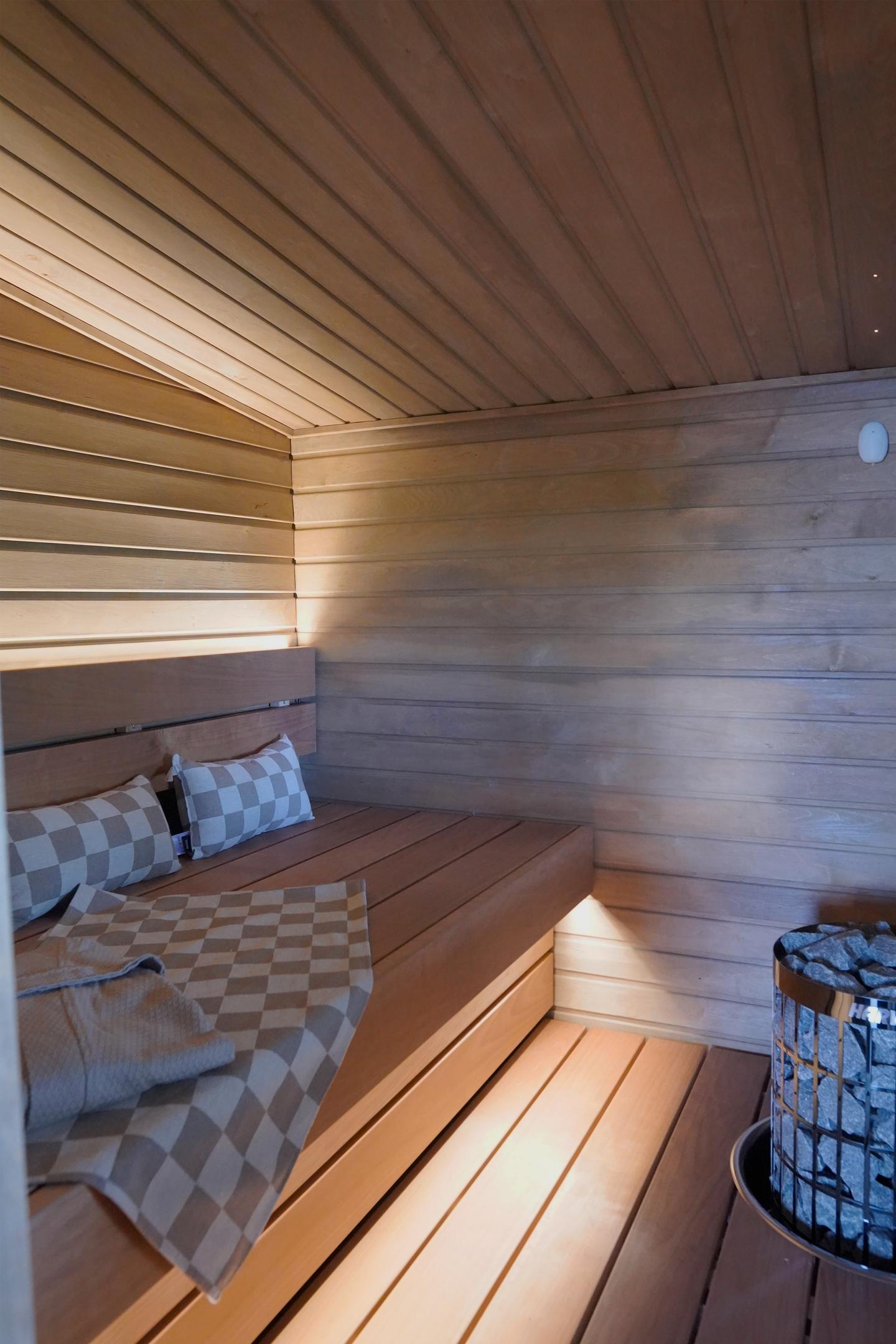 Sauna sai uudet lauteet ja kiukaan, ja seinäpaneelit käsiteltiin tummempaan sävyyn.