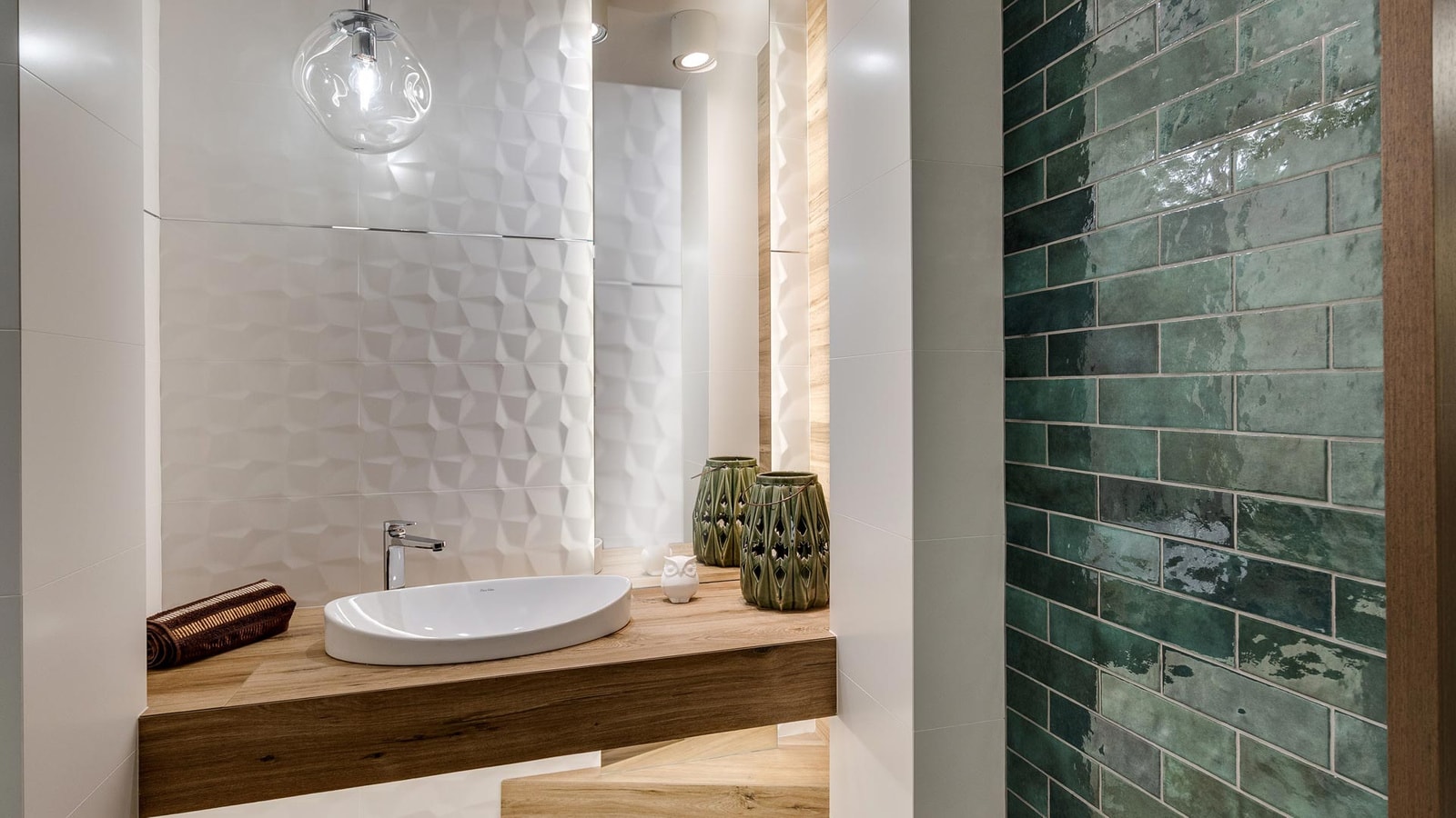 Nowoczesna zielona łazienka z płytkami w cegiełkę