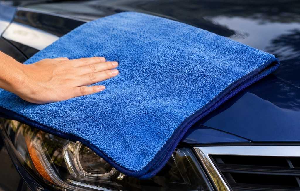 Cleaning car paint with microfiber towel