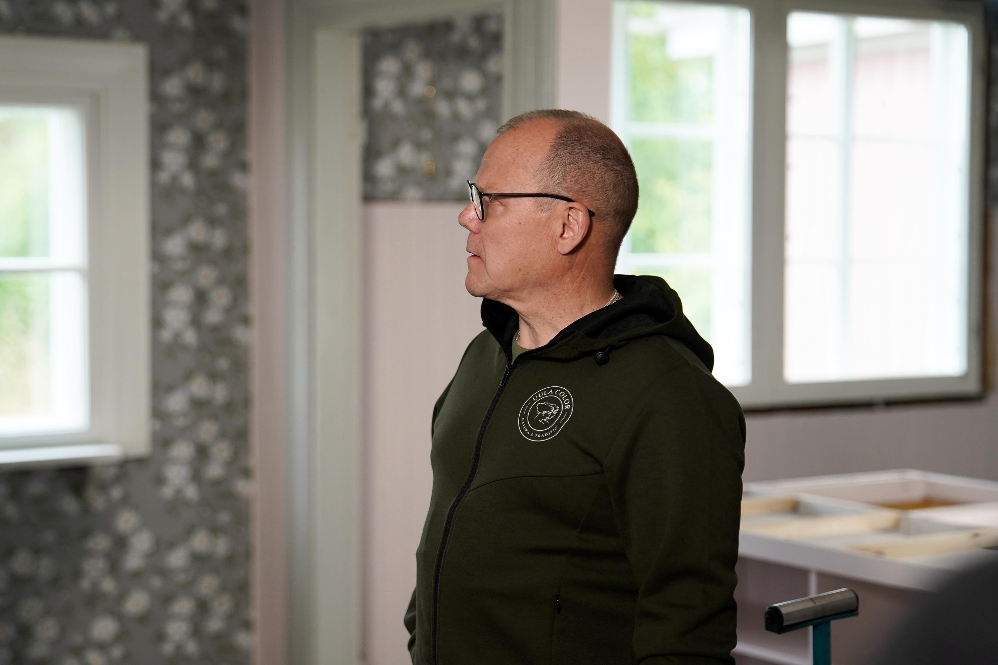 Uula Colorin toimitusjohtaja Ilari Hyyrynen Huvila ja Huussi -ohjelman kuvauksissa.