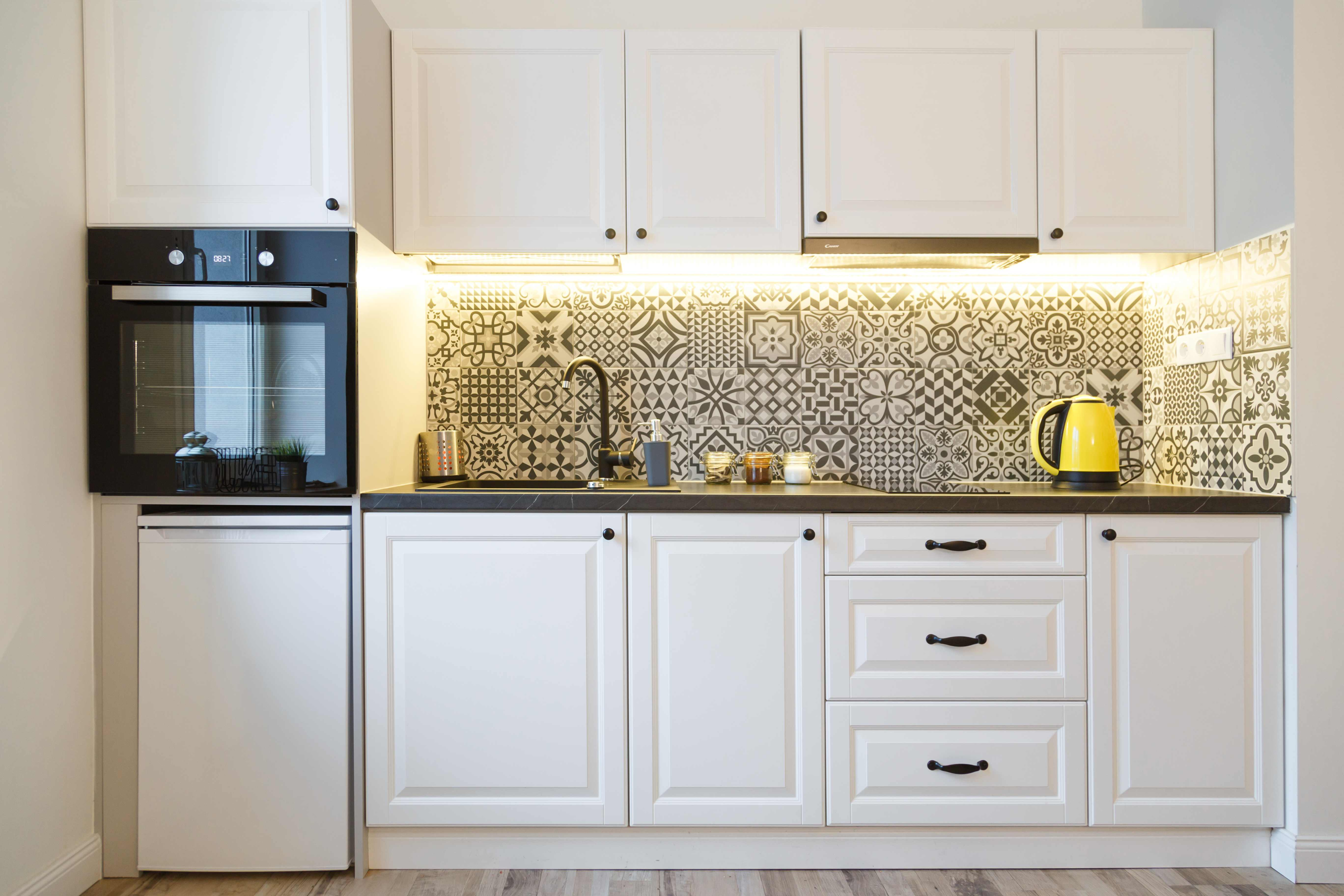 classic white shaker cabinets