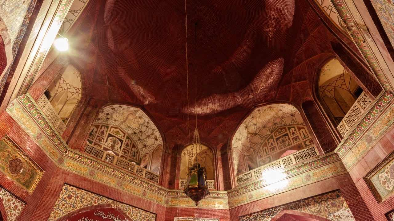 Lahore, Tomb, carvings 