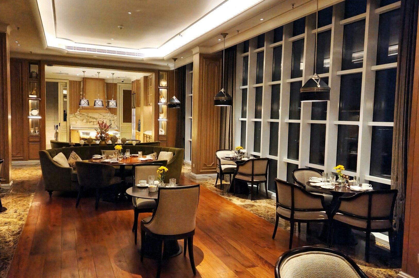 Sophisticated dining room at the hotel, showcasing fine dining elements and a welcoming atmosphere for guests.