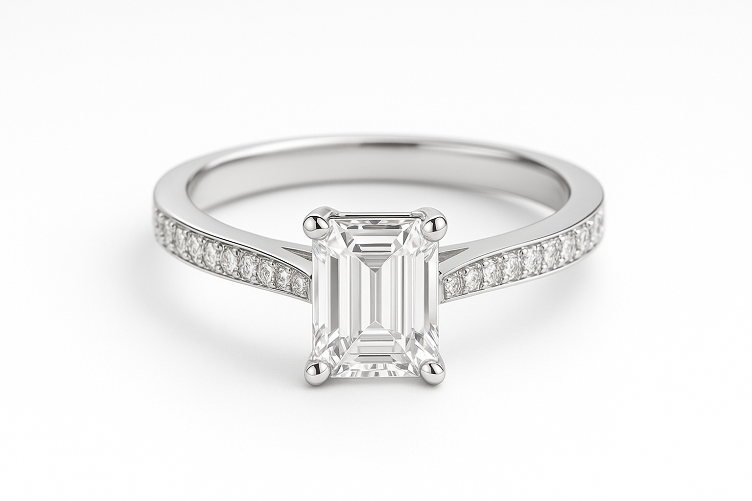 Modernus balto aukso sužadėtuvių žiedas su smulkiais briliantais abipus ir dideliu Emerald formos deimantu