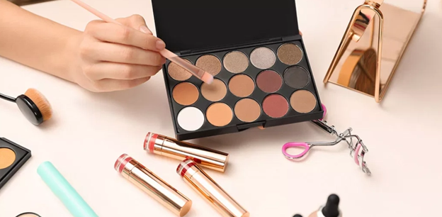 The Benefits of Customizable Makeup Palettes for Makeup Artists 