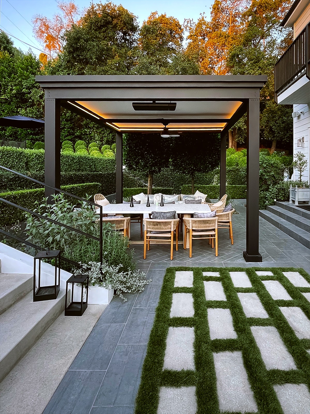creating a new patio look with the best color from the beautiful colors options with great contrast to the light elements with the pergolas style.