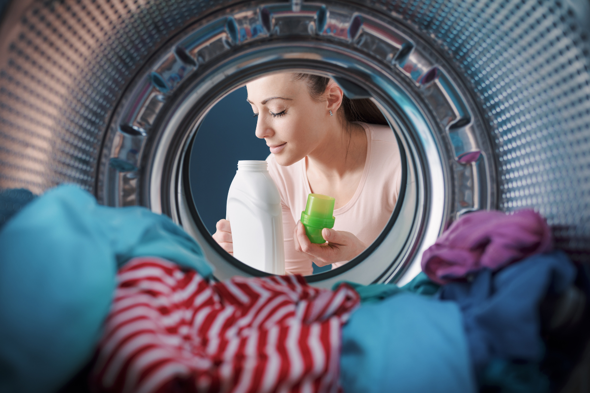 An illustrated guide to choosing the right detergent for laundry smell.