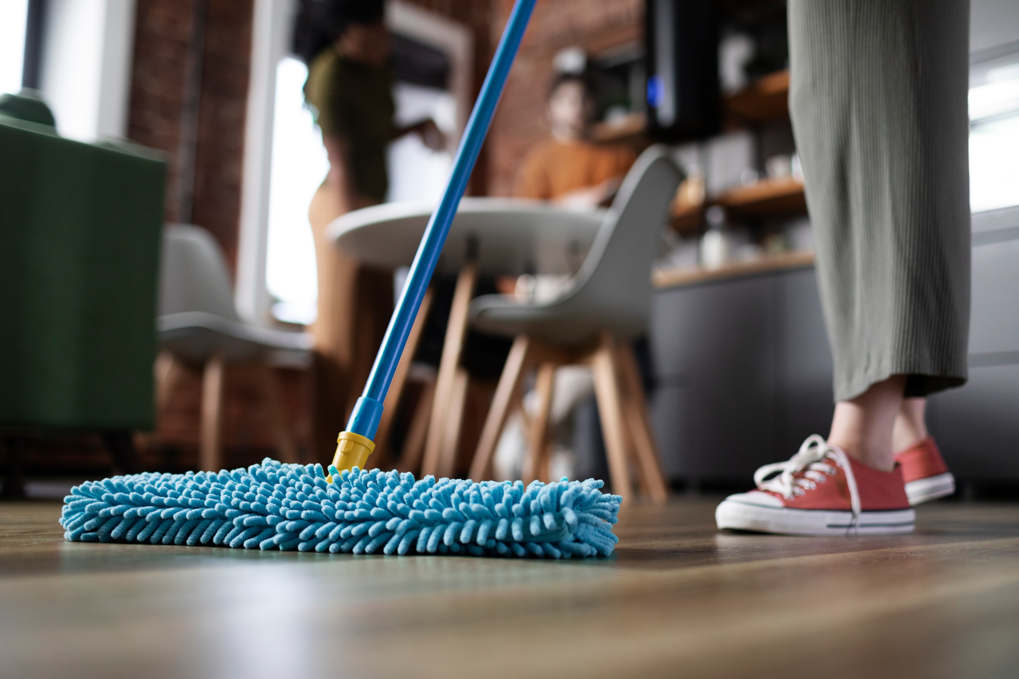 using microfiber dust mop to clean wood floors