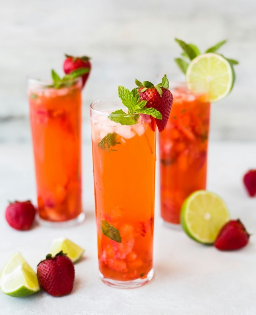 Cocktailglas met limoen, ijs en aardbei