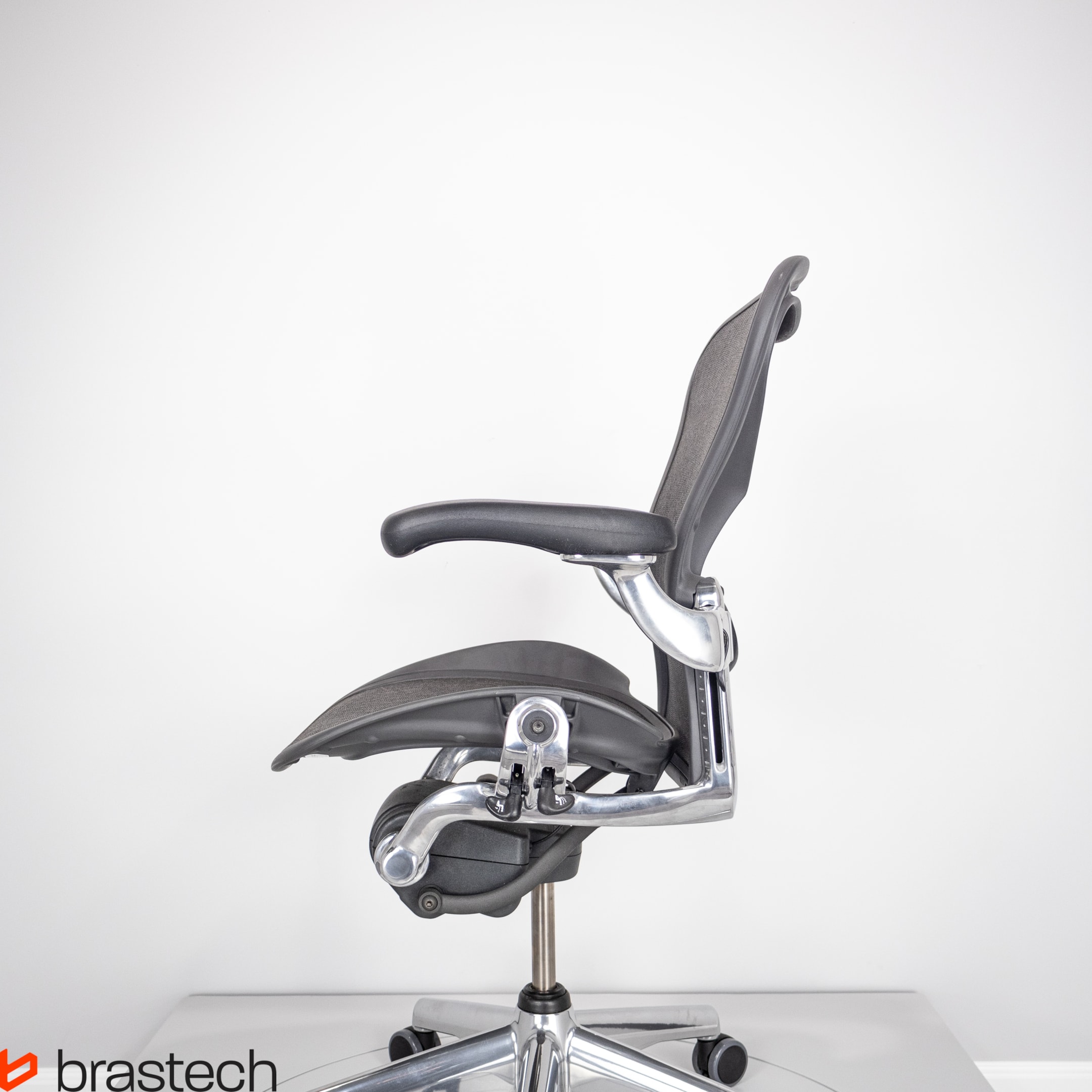 Aluminiowa rama krzesła Herman Miller Aeron Classic. Źródło: Brastech