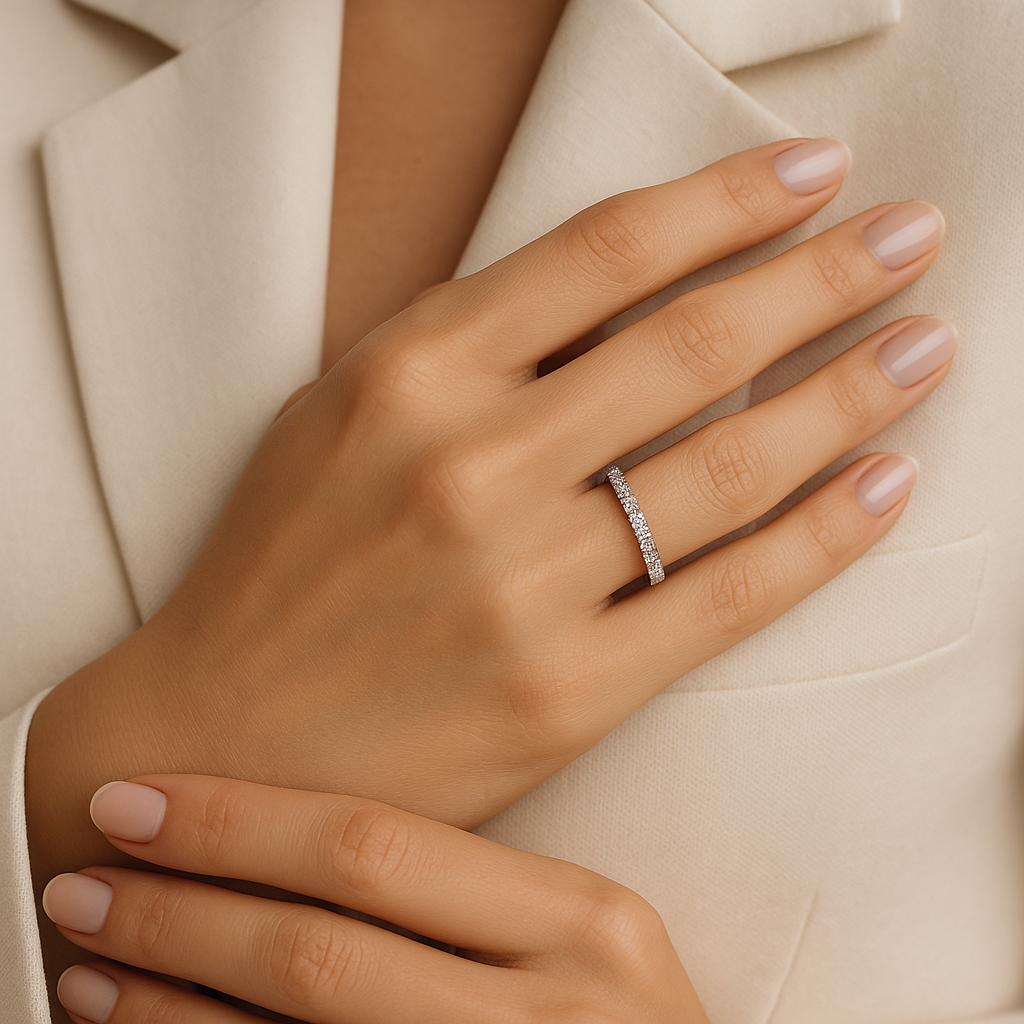 Stilingos moters ranka su deimantine juostele žiedu