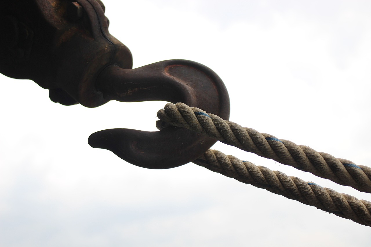 Polyester rope attached to a hook hoist crane