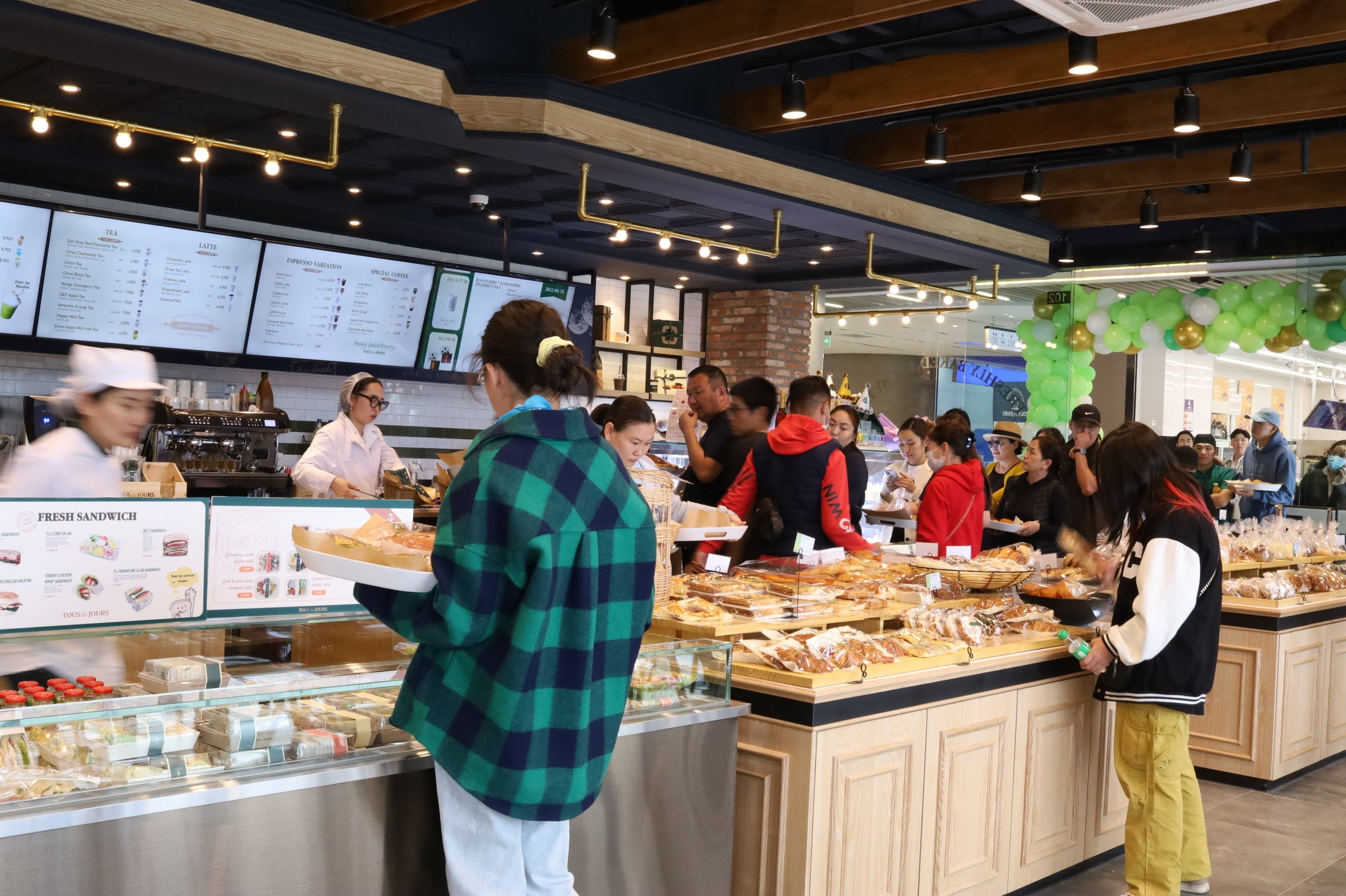 Tous Le Jours has many modern coffee shops in Ulaanbaatar with good coffee and snacks