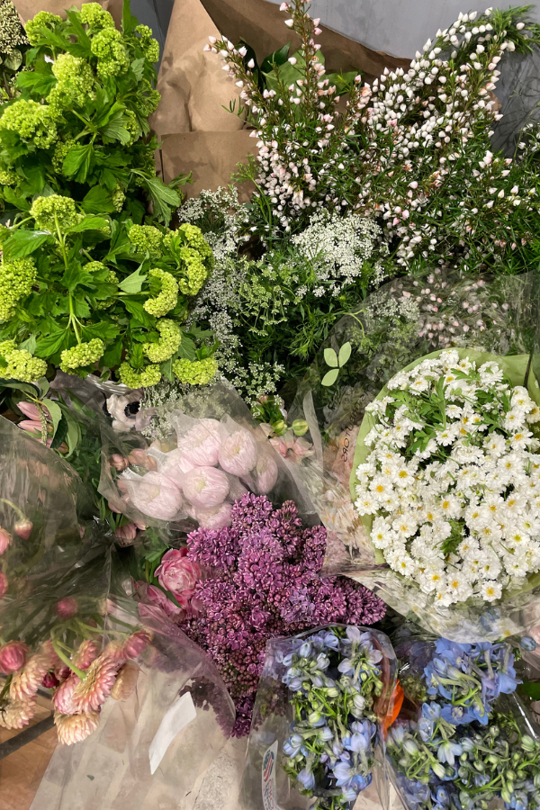 a bunch of flowers with small accent blooms in the corner