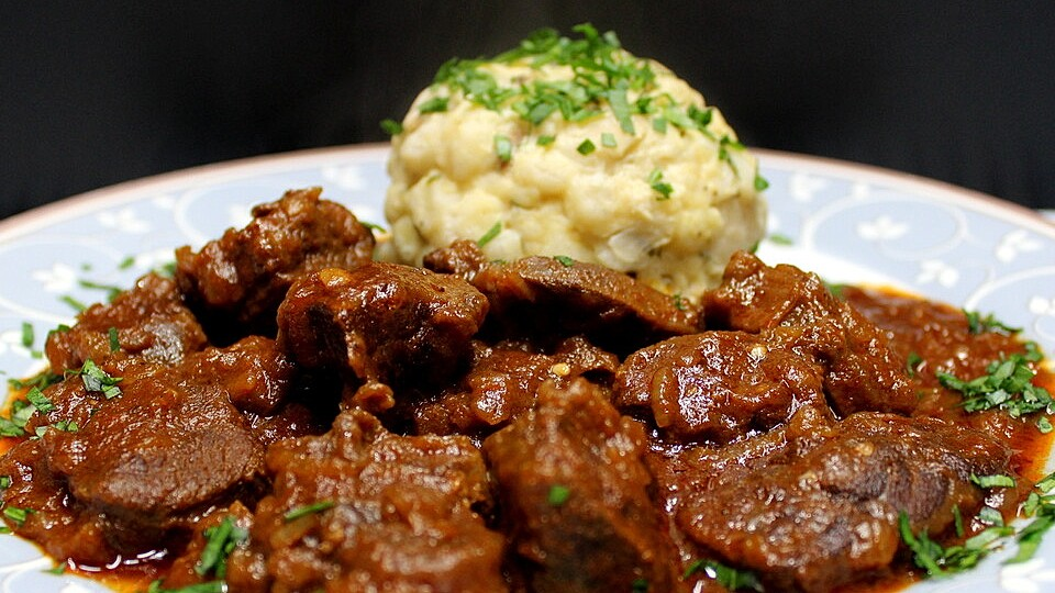 Gulasch mit Semmelknödel