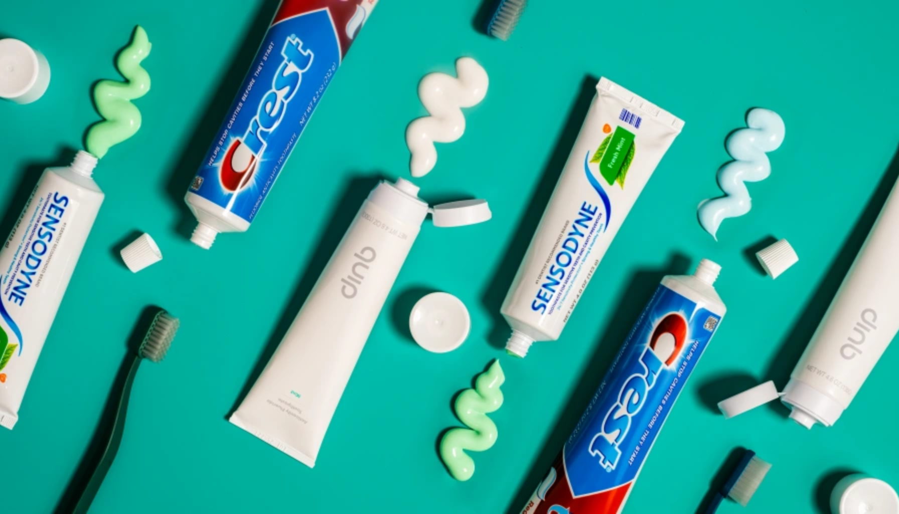 Tannkrem mot ising: Slik finner du riktig type 20 "Tubler av Sensodyne, Crest og Quip tannkrem med fargede striper tannkrem på grønn bakgrunn."