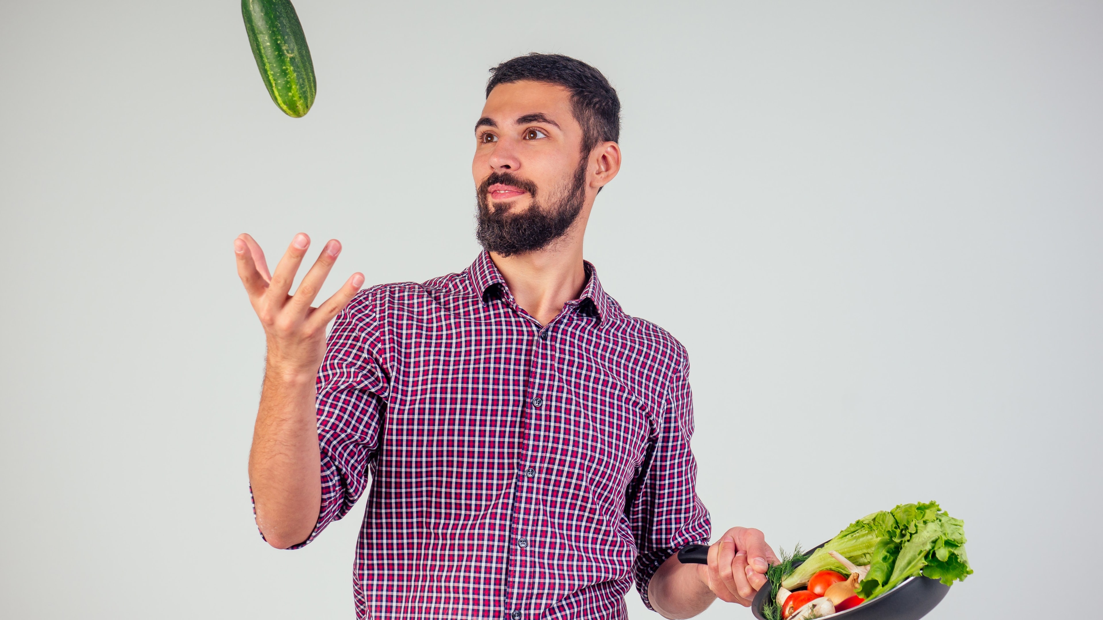 Jak zbilansować dietę wegańską i wegetariańską? Na zdjęciu wegetarianin.