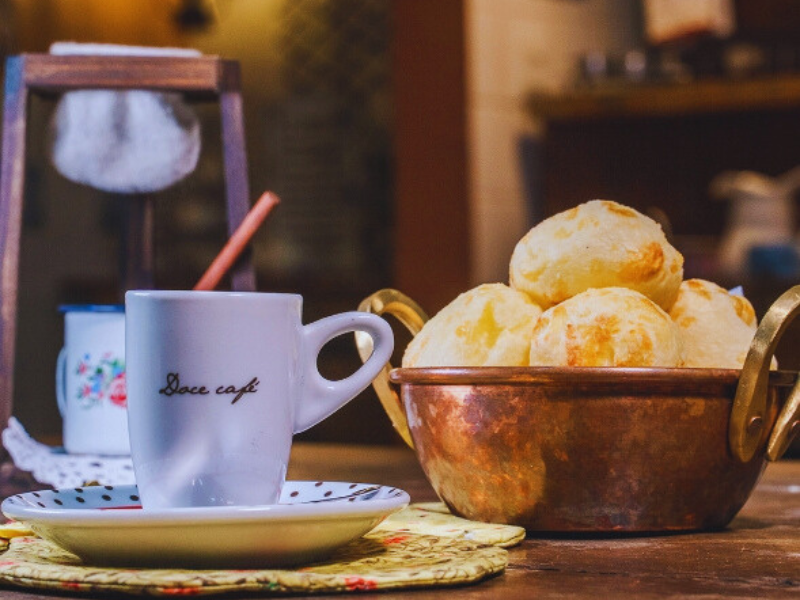 Pão de queijo e caneca de café da Doce Café em Goiânia. Imagem: Reprodução Instagram.