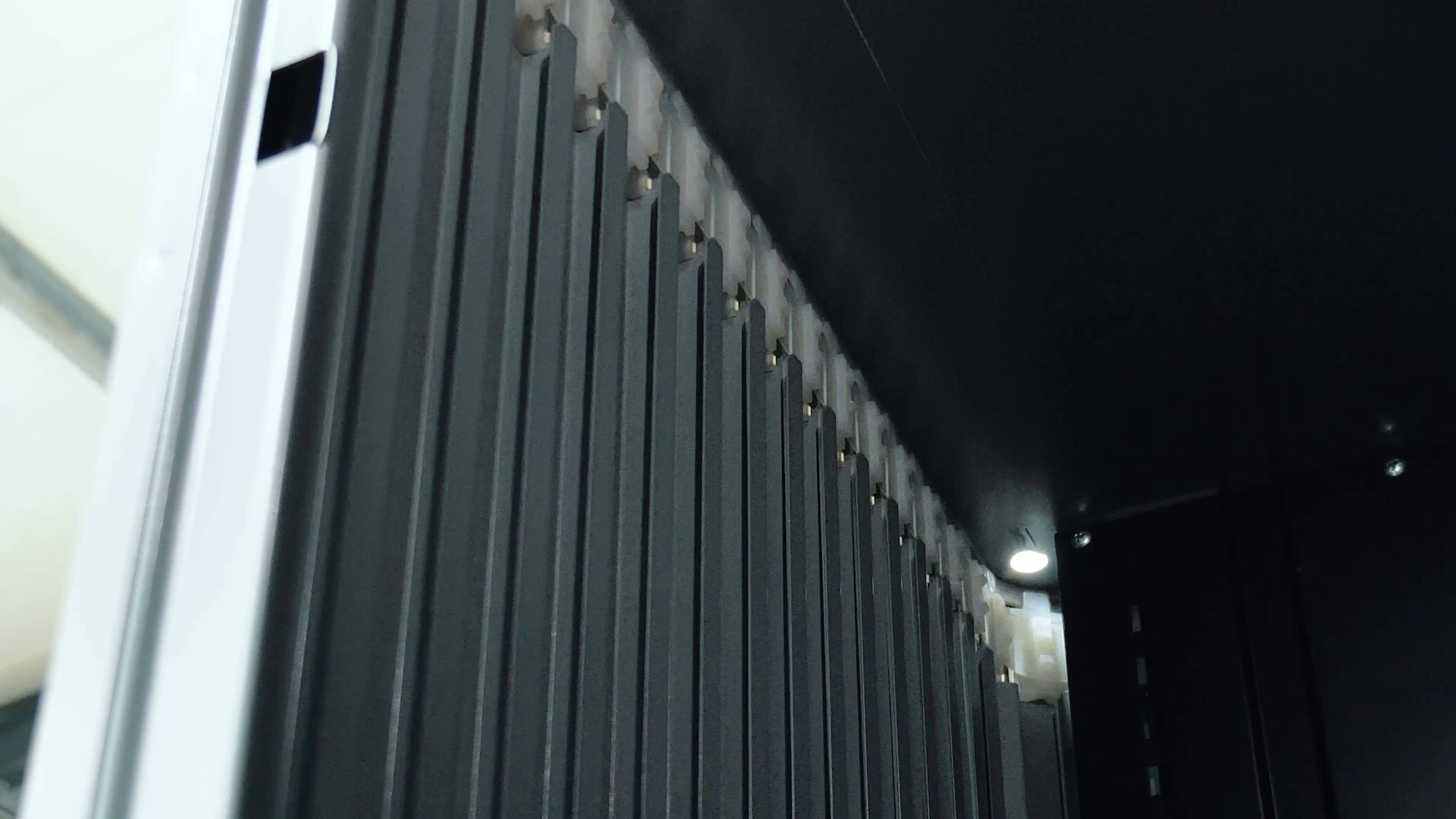 Włamanie do szafy – jak chronić dokumenty i kosztowności? 1 System lamel w rolecie metalowej. Źródło: Brastech