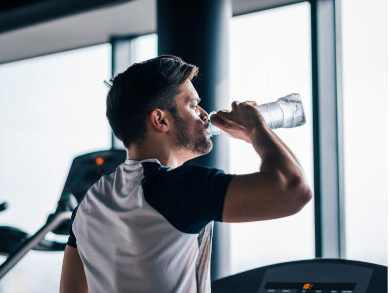 Picture demonstrating hydration in muscle gain during a resistance training program.