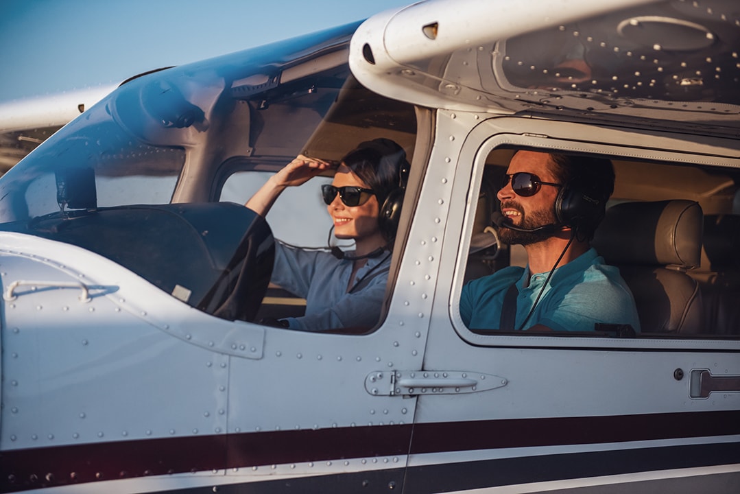 flight controls and engine controls Cessna 172r cockpit