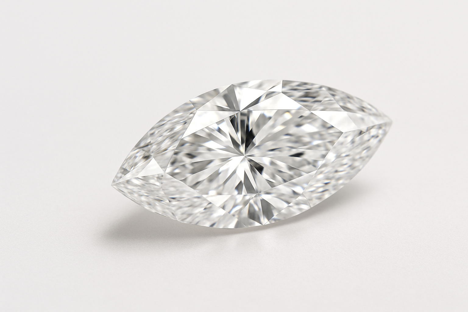 Marquise formos deimantas ant šviesaus fono, 3D stambiu planu, su minkšta natūralia šviesa pabrėžiančia akmens briaunas ir spindesį.