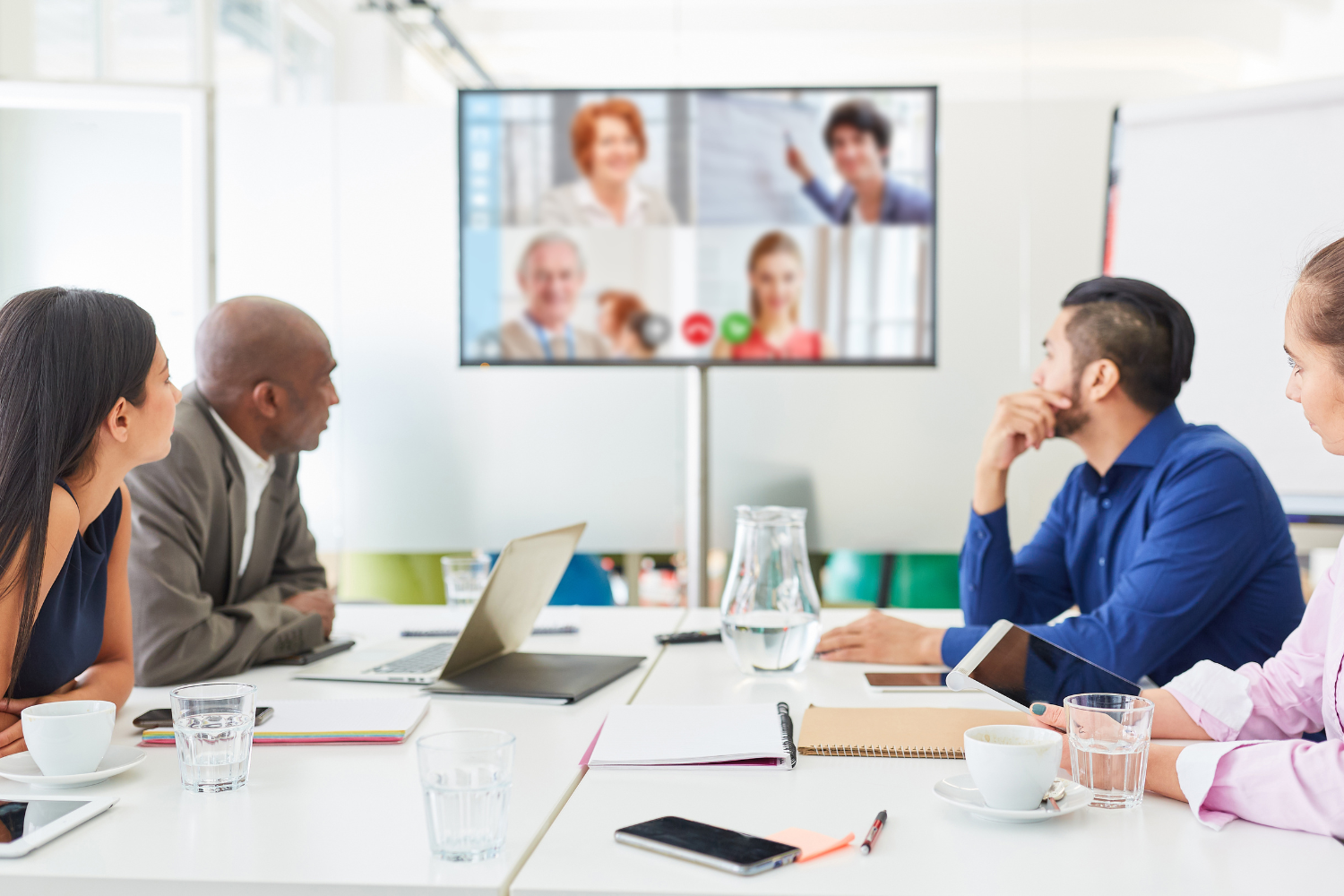 Visual showing meeting between offshore and onshore team members.