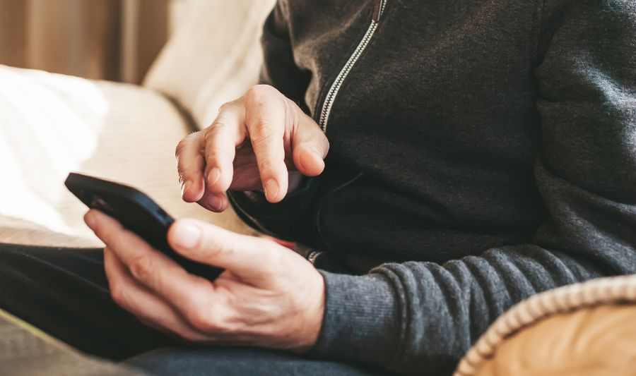 Starszy mężczyzna zastanawia się, dlaczego Messenger nie dział