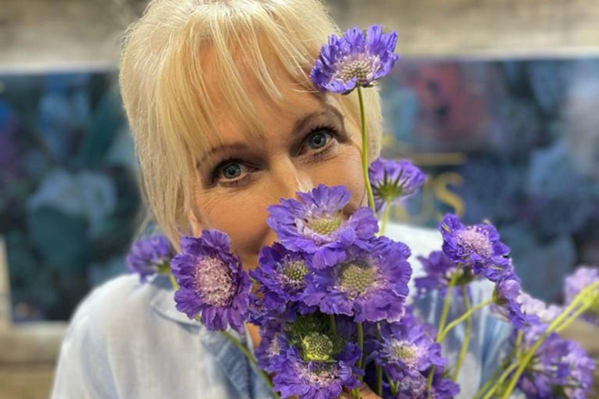 flowers near me, master florist of gift deliveries, woman holding lavender flowers