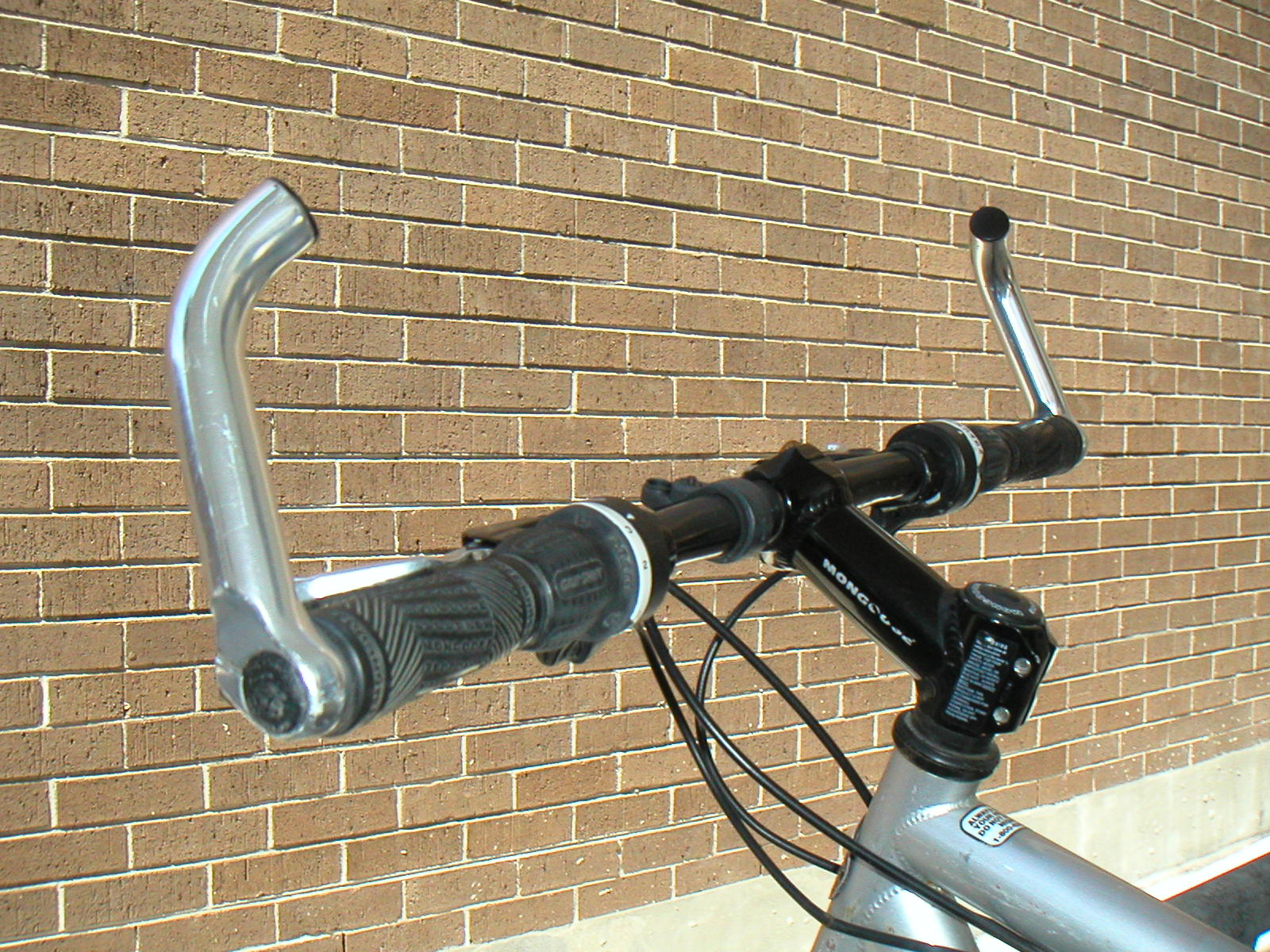 Bar end instalado em bike. Foto de Andrew Dressel, Wikimedia Commons.